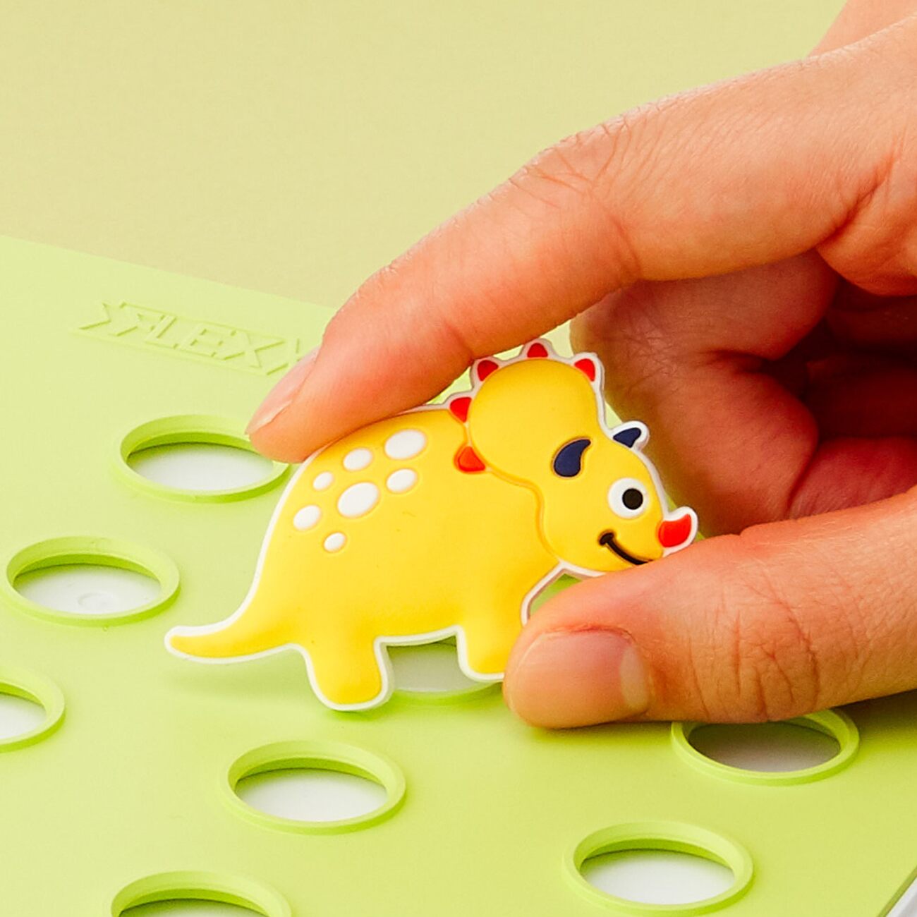 بروش FlexCharm للاطفال من Flex & Lock / تصميم Triceratops