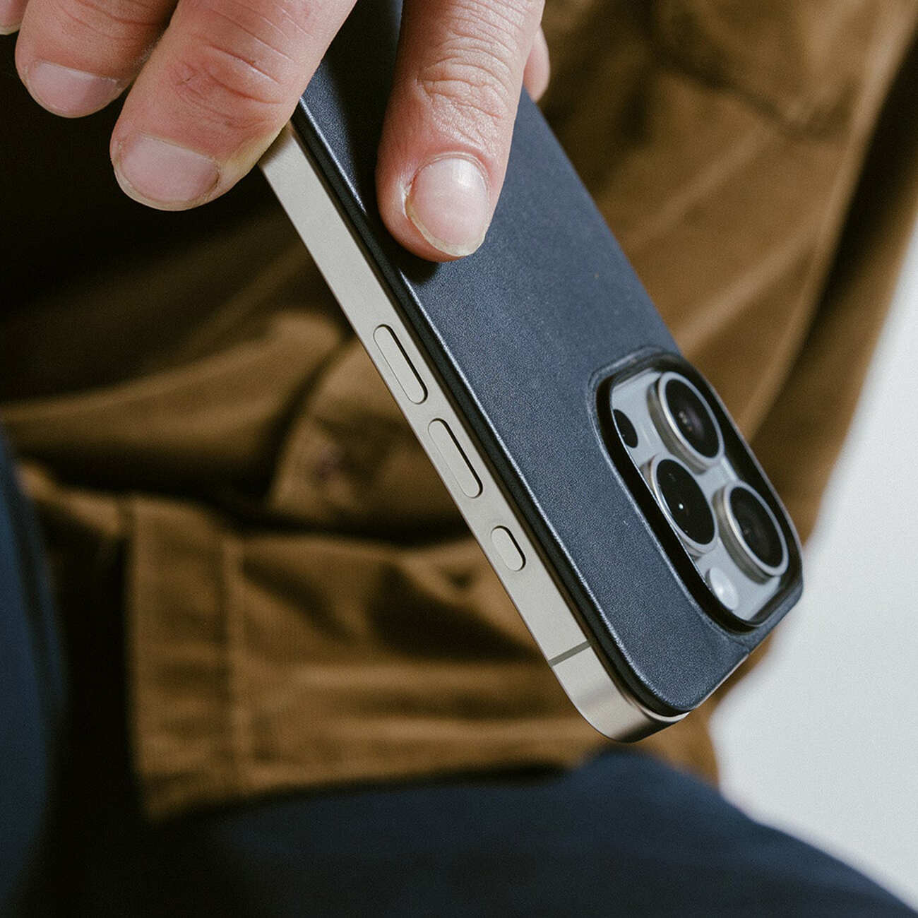 Nomad Magnetic Leather Back for iPhone 15 Pro / Black Leather in Qatar