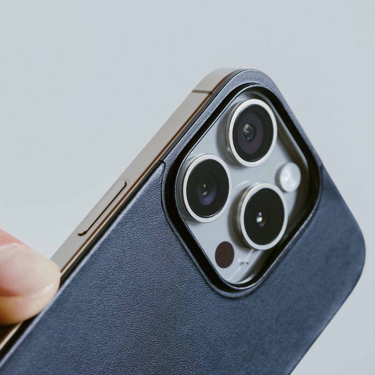 Nomad Magnetic Leather Back for iPhone 15 Pro / Black Leather in Qatar