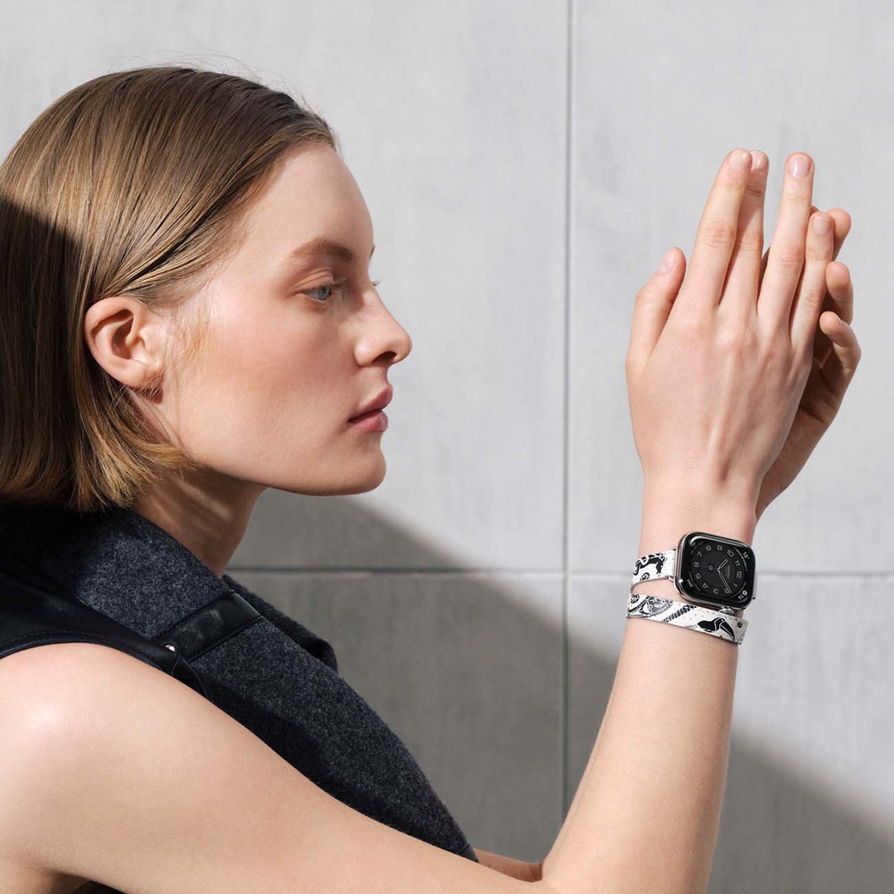 Hermes Apple Watch Series 11 / Steel with Double Tour Leather 