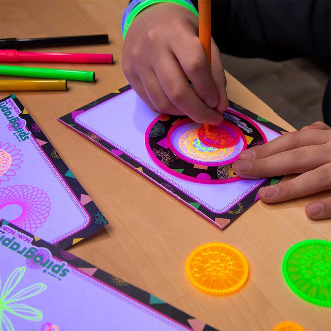 Spirograph Mandala Drawing Game / With Neon Pens
