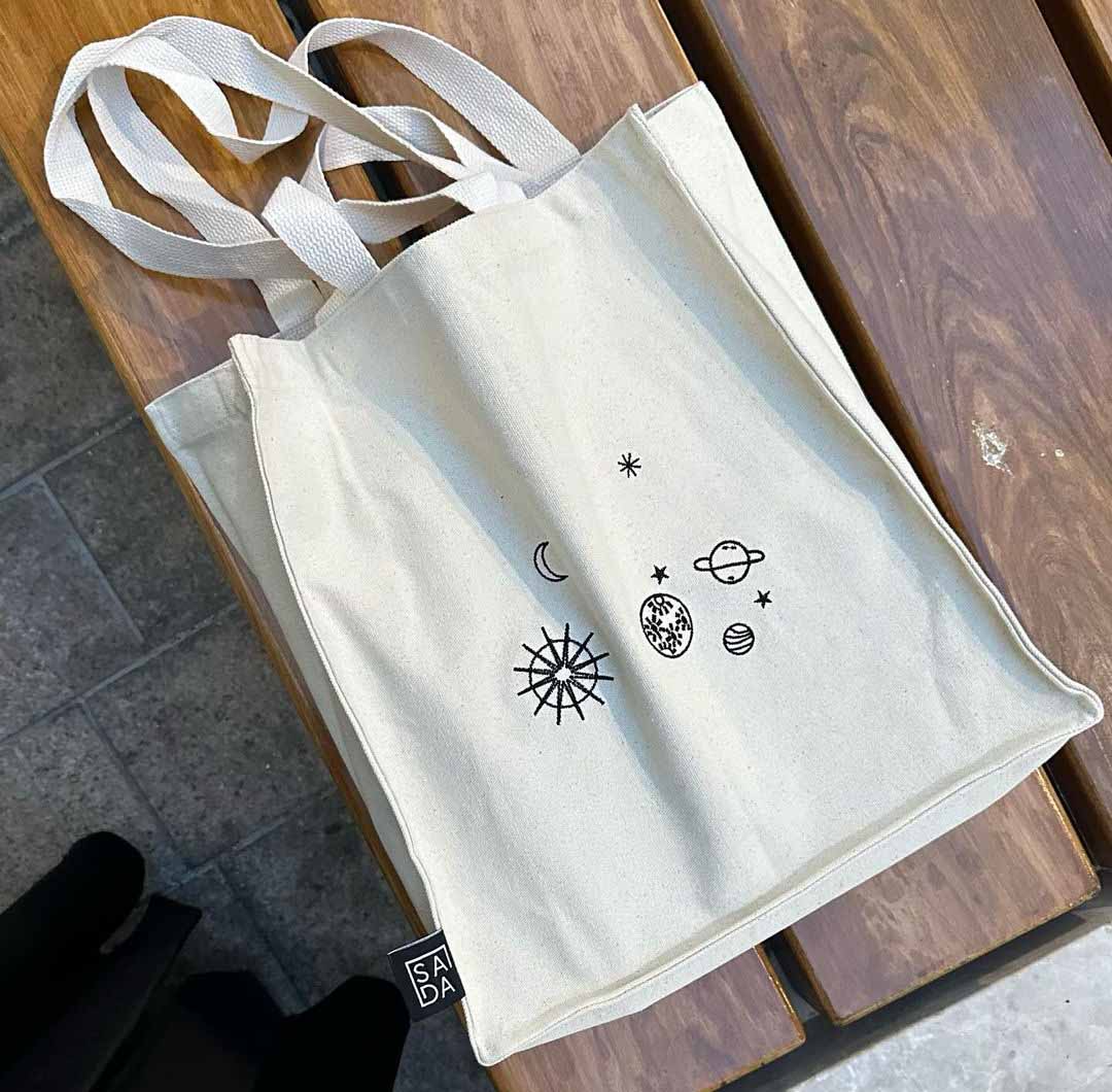 شنطة Tote Bag من Sada / مع طباعة Solar System / ابيض