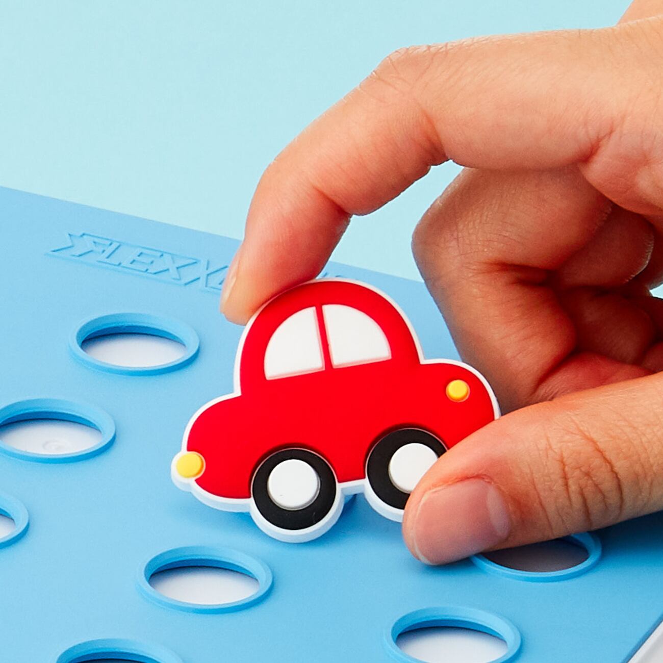 بروش FlexCharm للاطفال من Flex & Lock / تصميم Red Car